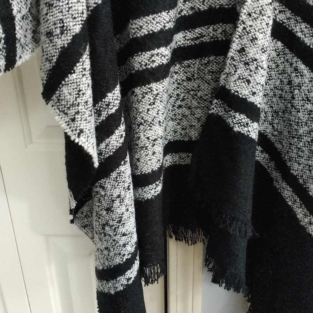 Old Navy Black Grey Cape Wrap One Size - Picture 7 of 10
